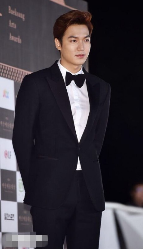 白襯衫 黑西裝 領結