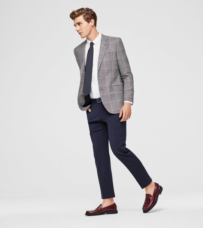 淺灰格紋西裝外套，深藍色西裝褲，白襯衫，深灰領帶，咖啡色樂福鞋