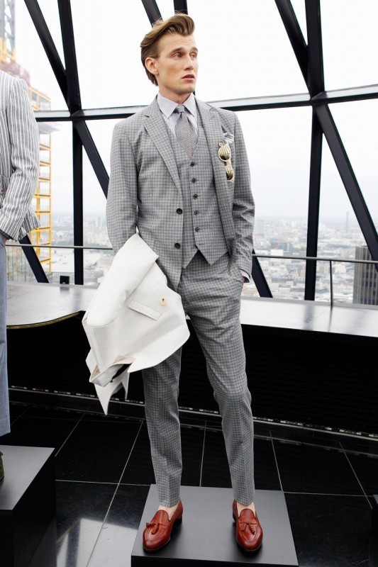 淺灰格紋三件式西裝，棕色樂福鞋