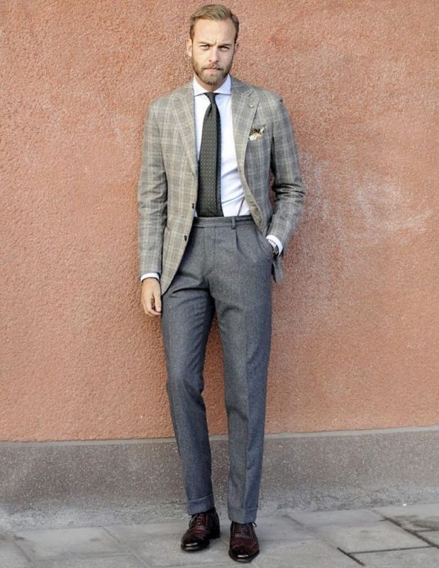 淺棕色格紋西裝外套，灰色西裝褲，白襯衫，棕色領帶，深咖啡牛津鞋