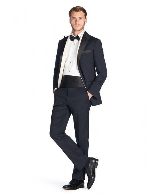 黑色晚宴西裝，白色襯衫，黑色領結