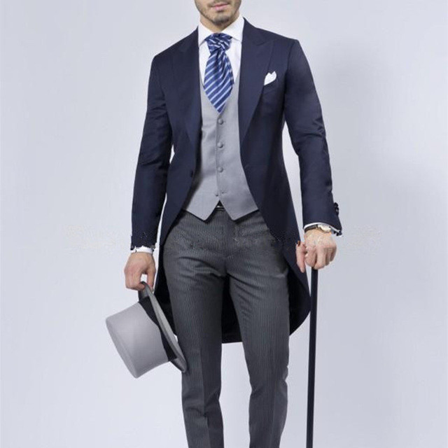 黑色長尾禮服，灰色背心，深灰色長褲，灰色禮帽