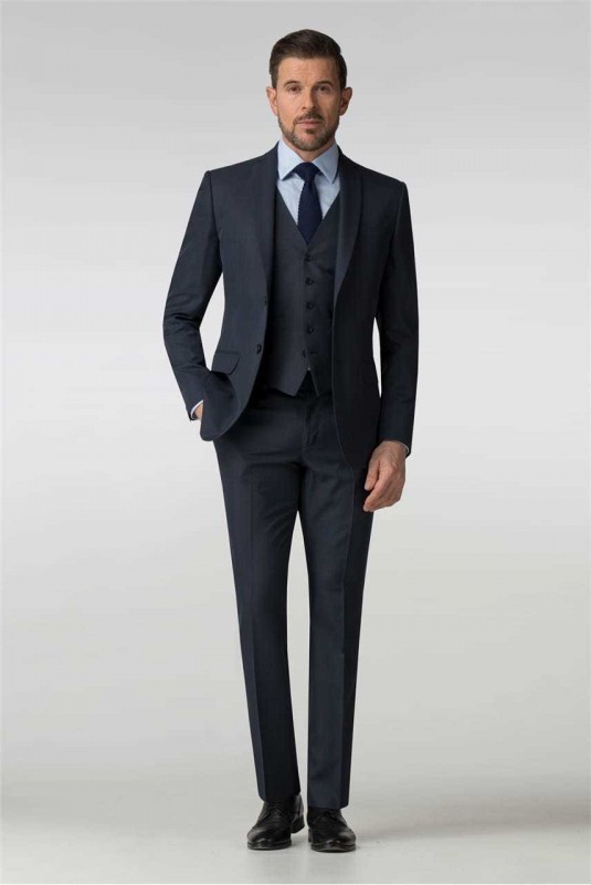 黑色西裝外套、背心、領帶、西裝褲、皮鞋、淺藍色襯衫