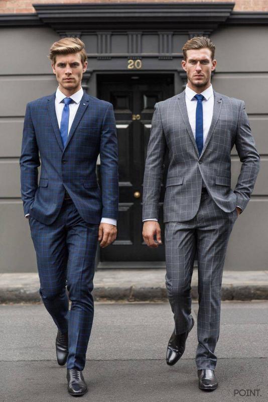一套藍色格紋西裝、一套灰色格紋西裝，皆搭配藍色領帶及白襯衫