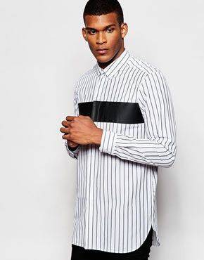胸口有亮面黑色的黑色細直條紋白襯衫