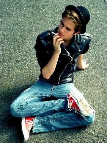 converse 紅 高筒 black leather jacket,jeans,red Converse