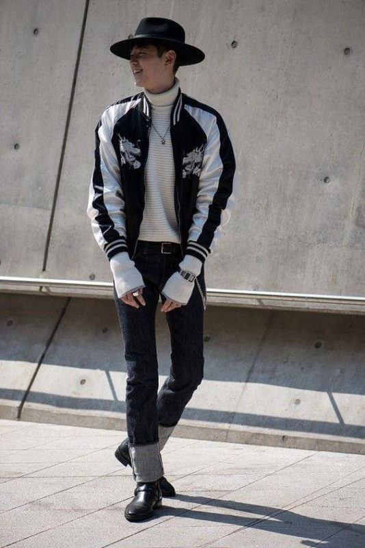 高領白色毛衣搭配黑白拼接的棒球外套和直筒牛仔褲穿黑皮鞋 戴紳士帽