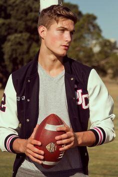 灰色V領上衣搭配黑白拼接棒球外套