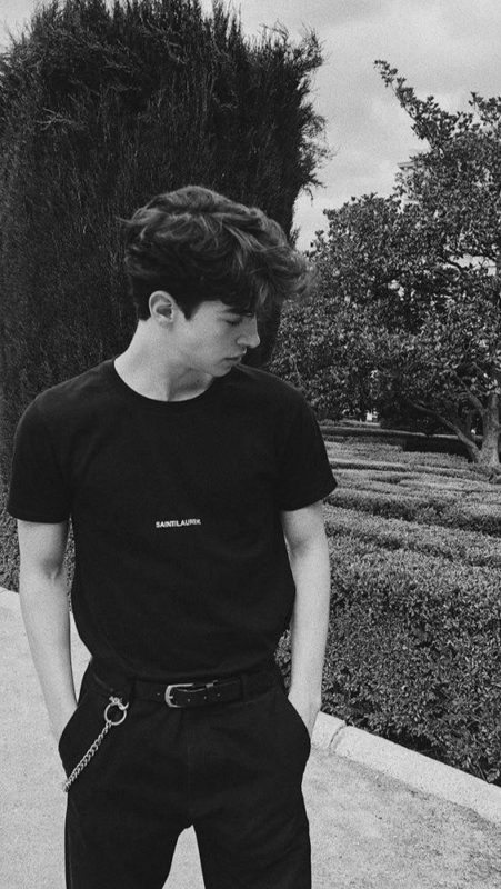 黑色短袖上衣搭配黑色西裝直筒褲再加上皮帶