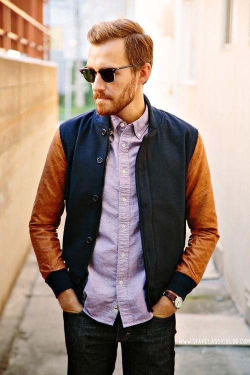 淺藍色棉質襯衫搭配深藍色拼駝色的棒球外套和直筒牛仔褲