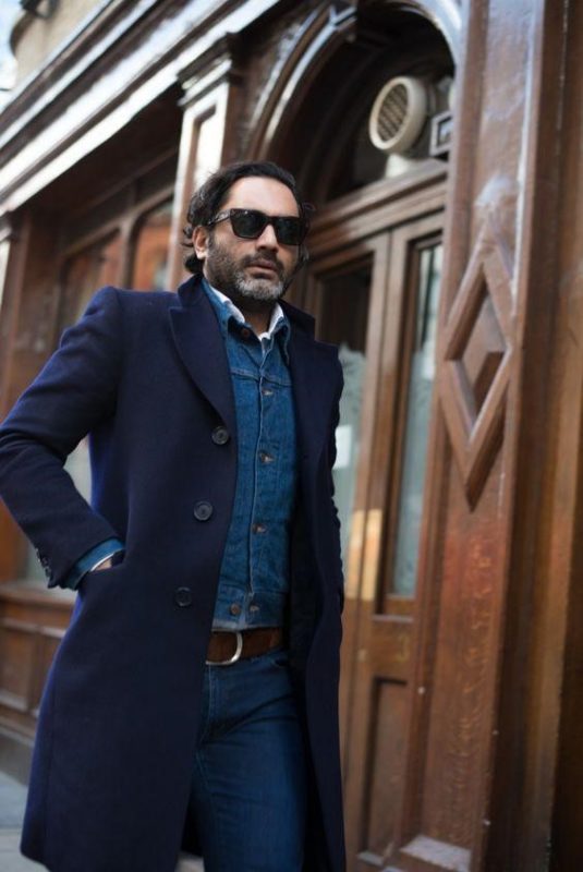 丹寧襯衫搭配長版深藍的西裝外套和合身牛仔褲