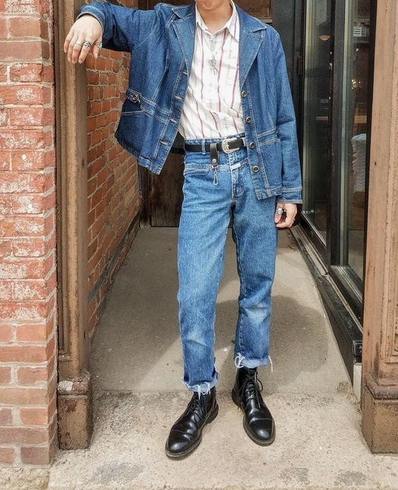 直條紋白襯衫搭配單寧外套和直筒鬚邊牛仔褲加上黑皮長靴