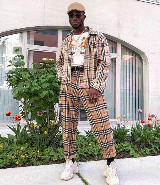 白色T恤加上buberry格紋襯衫和格紋直筒褲反摺褲管配白色球鞋和小偷帽