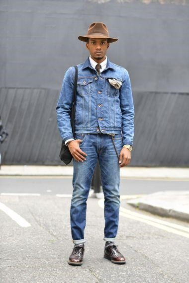 白色襯衫外搭丹寧外套 打一個咖啡色領帶 下身牛仔直筒褲配咖啡色皮鞋 戴咖啡色紳士帽