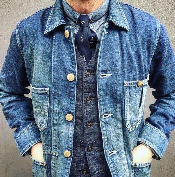 丹寧襯衫搭丹寧背心和丹寧外套 打一個深藍色領帶