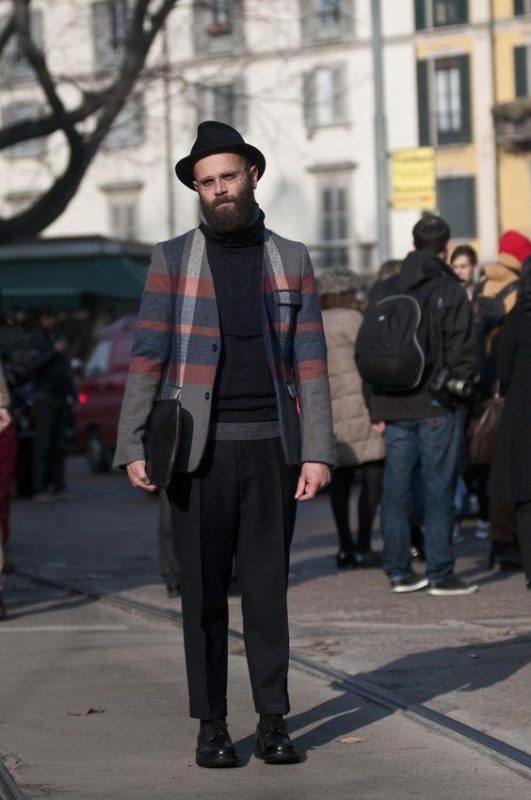 黑色高領上衣搭灰底藍紅格西裝外套 下身西裝九分褲配黑皮鞋 戴紳士帽 手拿黑色手提包