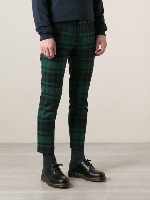 蘇格蘭綠色合身九分褲 配黑皮鞋搭長黑襪