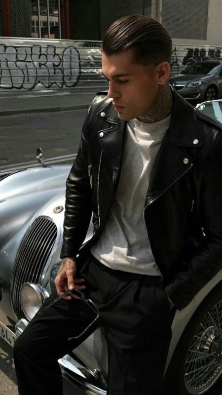 白色圓領上衣搭黑色皮外套 下身黑色直筒褲