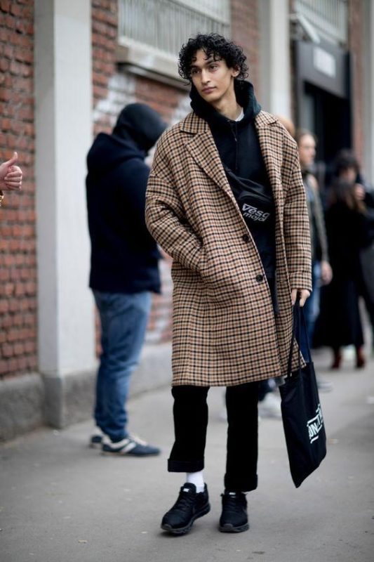 黑色帽T外搭駝色格子長版外套和黑色九分直筒褲 黑色布鞋搭白色長襪 手拿黑色帆布袋