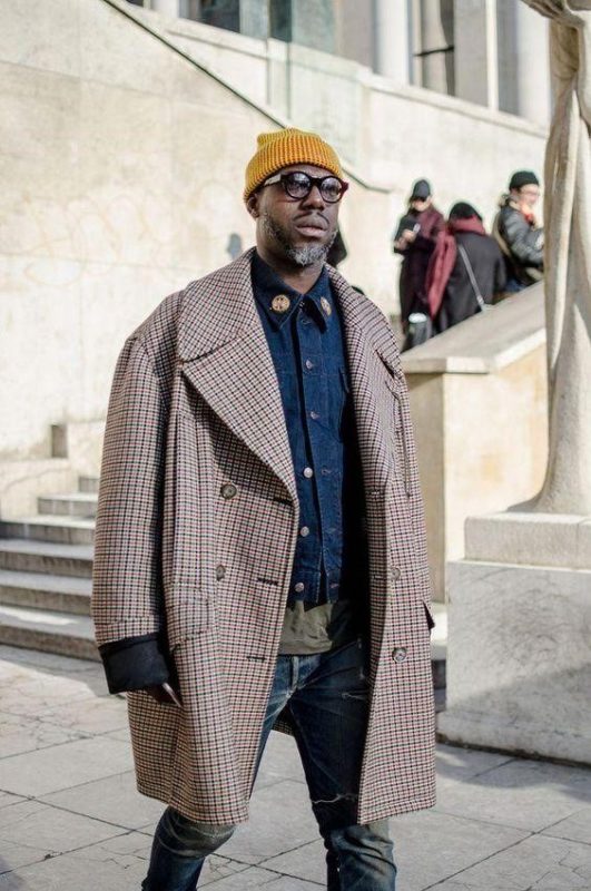 深色牛仔襯衫外搭落肩格子西裝長版外套和合身直筒牛仔褲